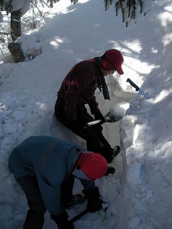 雪洞を掘り進む