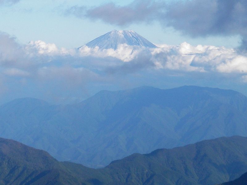 雲から顔を覗かす富士山(塩見岳東峰)